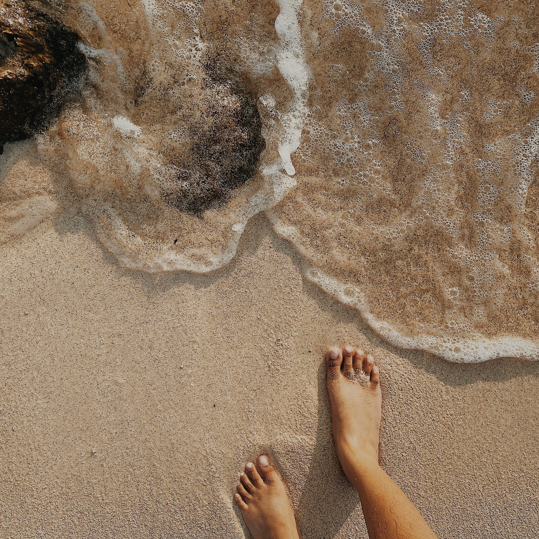 Geerdet durch den Tag – warum Bodenkontakt Körper und Seele stärkt