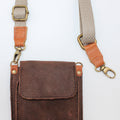 Umhängetasche aus ökoloischem Leder für Smartphone, Brille und vieles Mehr, Klein und handlich in braun