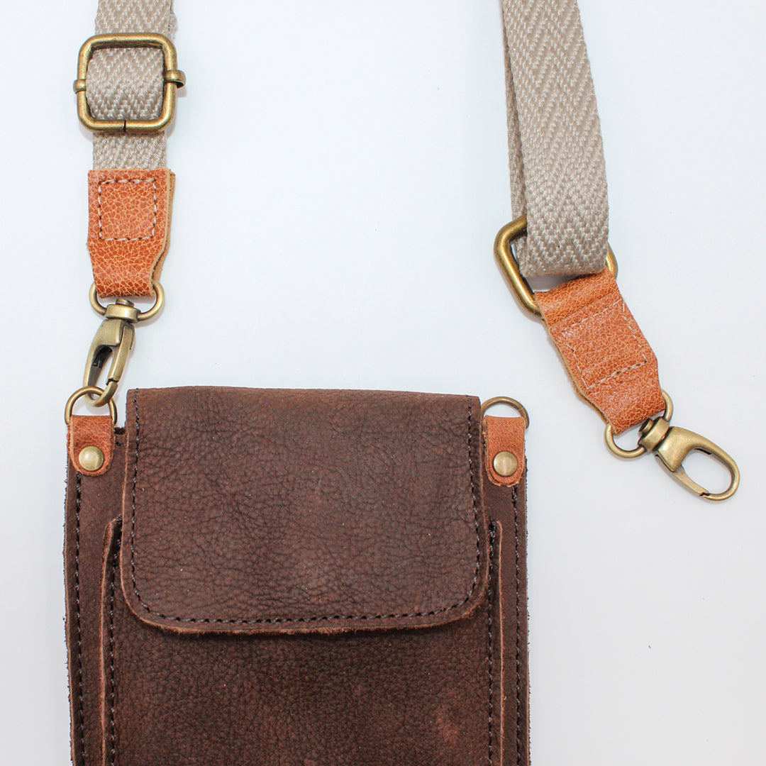 Umhängetasche aus ökoloischem Leder für Smartphone, Brille und vieles Mehr, Klein und handlich in braun
