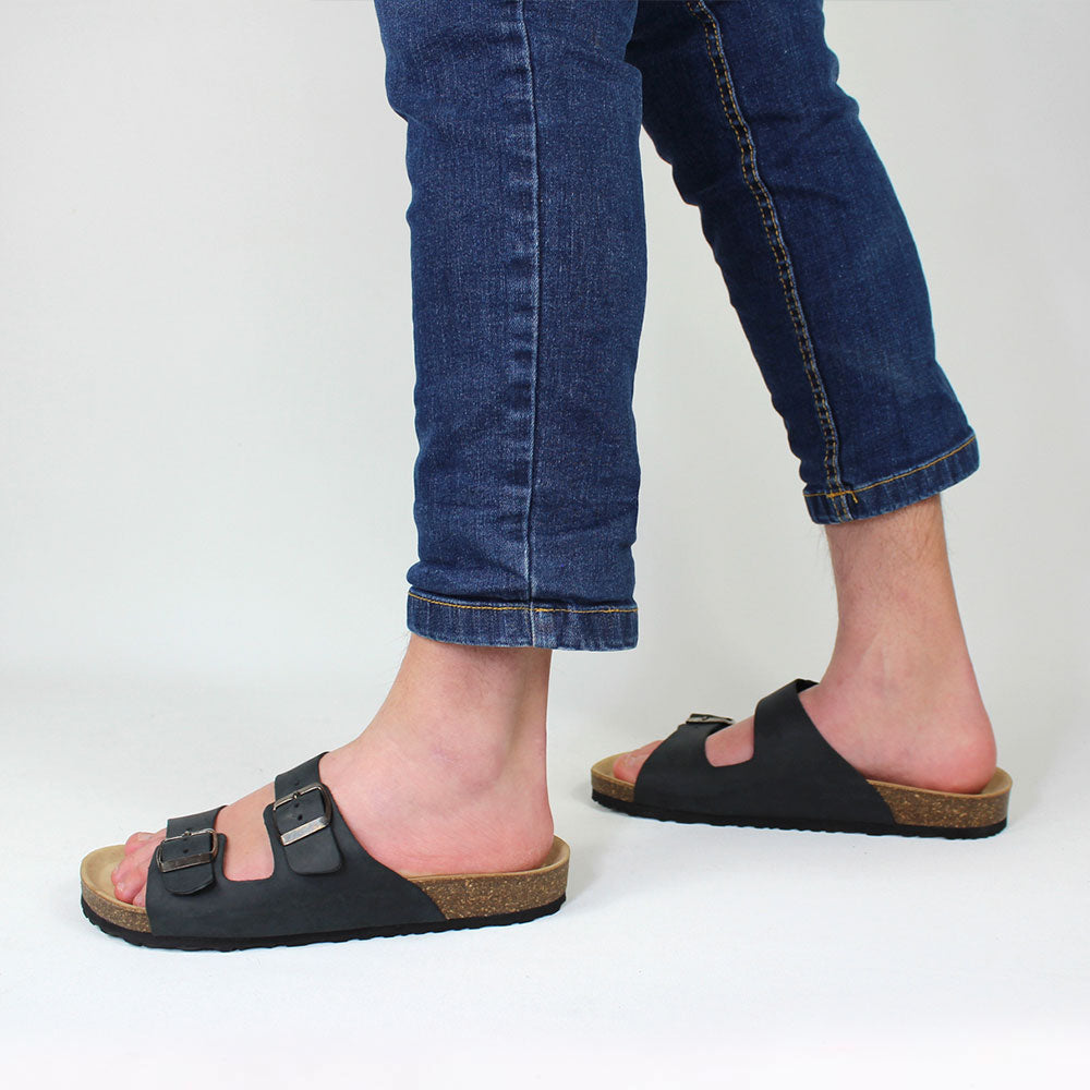 Sandalen aus Naturleder mit zwei Schnallen, zum Verstellen.