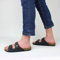 Sandalen aus Naturleder mit zwei Schnallen, zum Verstellen.